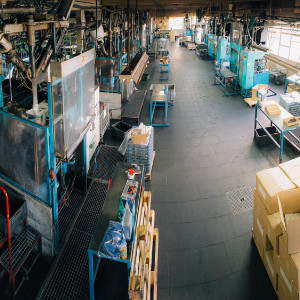 Image représentant des presses de Jeantet Élastomères dans son atelier